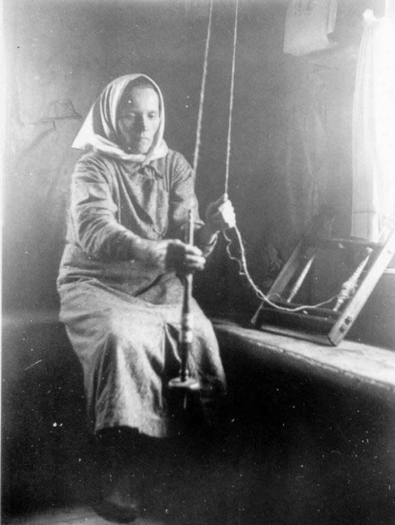 Fegli Arhippainen 1937_kuva Väinö Hämäläinen Runolaulaja kehrää lankaa