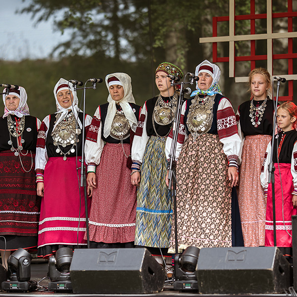 Seto ladies are singing on the stage in their traditional costumes