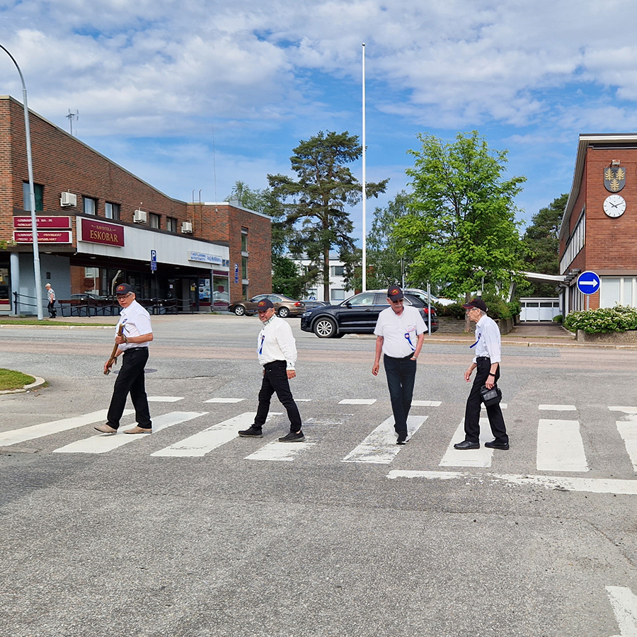 Kveeni_Suomi_Bandi_Norway_Kainuu_Road_white_dress_900-900 Kveeni Suomi Bändi - Norway